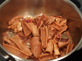 step6: 依序加入薑片及乾魷魚一起拌炒出香氣。