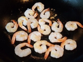 step3: 將海蝦煎至金黃色。