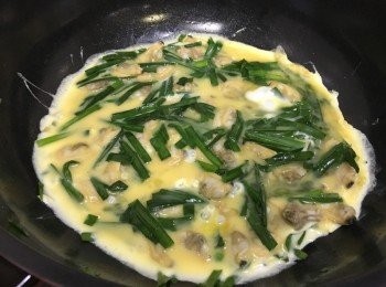 step5: 加入蛋汁細火煎香一面再反轉即成