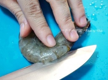 step2: 料理前，千千媽咪習慣將蝦頭尖尖處用剪刀剪去，千千喜歡自己DIY剝蝦，這樣比較不會被蝦頭刺到～接著在蝦背處畫刀，將蝦腸去除，口感會更好，奶油及蒜香也更容易入味