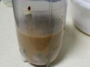 step2: 將棗子紅糖牛奶混合，微波高火熱一分鐘。放入榨汁機什麼的打成棗泥漿，