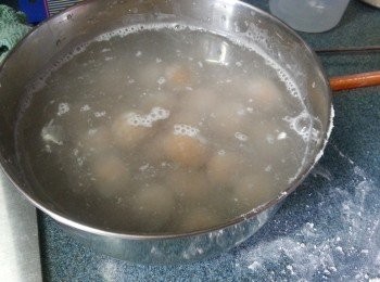 step6: 把所有搓好之粉糰放在水中浸一下然後撈起,然後放在盛有白芝麻的容器中,讓表面黏滿芝麻,再用手搓一搓芝麻