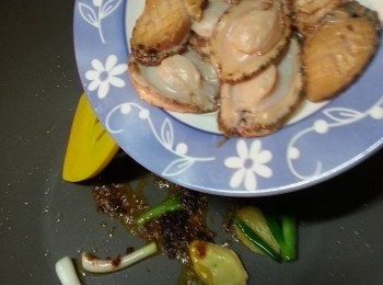 step9: 再落XO醬炒香後加入鮑魚兜炒