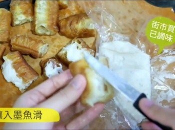 step2: 每條油炸鬼中間釀入墨魚滑。