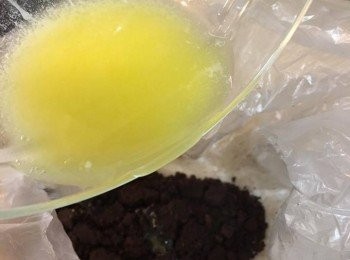 step1: 先將朱古力曲奇壓碎，然後將牛油放入微波爐加熱至溶液，跟住倒入曲奇碎內撈勻