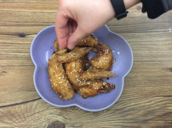 step9: 灑上芝麼及紫菜碎完成。