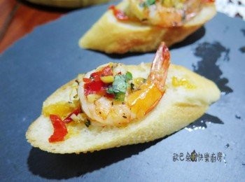 step9: 為什麼這道料理要用到這麼多的油量？ 因為真的是美味來源，(試過後你只會讚嘆還可再多加些) 好品質的油結合了鮮蝦香ˊ蒜香ˊ帶點微辣 (愛吃辣的辣椒還可多加些) 不管拿來沾抹麵包吃或拿來拌麵真的都超美味 (個人覺得比起青醬豪不遜色) 保證會把盤子吸得乾乾淨淨喔。 所以這道料理用好油真是重點