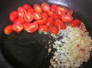 step3: 再把小蕃茄放下去~蕃茄要過油茄紅素才會出來~稍為煎一下