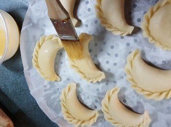 step17: 先預熱光波爐210度,用高架,將油角掃上一層蛋漿