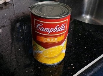 step3: 3)之後倒入粟米忌廉蓉，拌勻，煲滾。