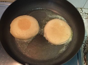 step3: 用中大火把英式土司內部先煎。