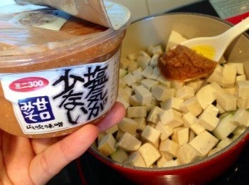 step5: 加入低鹽麵豉醬，煮至材料全熟即可。