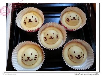 step8: 用牙籤沾上咖啡粉液, 畫上表情圖案。