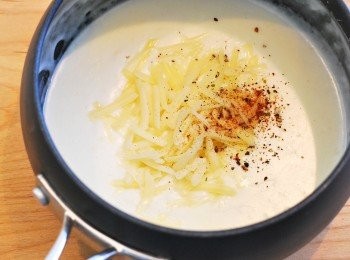 step3: 離火拌入葛瑞爾起司，以肉荳蔻粉、鹽及胡椒調味，保溫備用