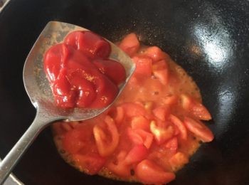step4: 另起新鍋，下番茄翻炒至軟爛，再下番茄醬繼續翻炒。