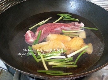 step2: 鑊中加入薑片 , 蔥段及酒煮滾 , 放入牛展及牛筋蓋上蓋用中火先出水5分鐘