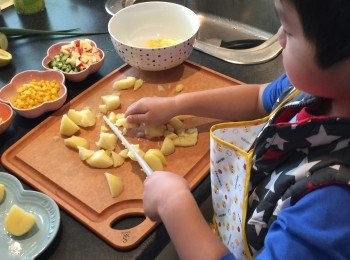 step3: 等薯仔熟透冷卻後，就可以壓成細粒或壓成蓉。
呢個步驟小朋友就可以幫手，用膠刀切。