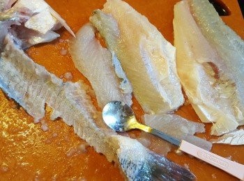 step3: 用小鐵匙刮起剩在骨上的魚肉