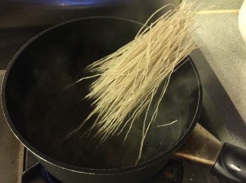 step3: 滾水落粉絲煮2-3分鐘