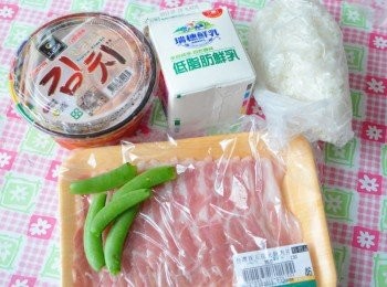 step1: 備料:韓國泡菜、低脂鮮奶、甜豆、豚五花肉片、白米飯一碗