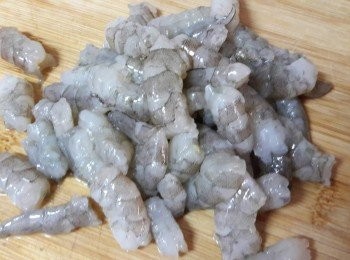 step4: 蝦子去殼去腸子後對半切