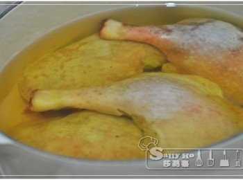 step4: 洗走鹽，放入鴨腿，要全面覆蓋，半罐鴨油配4隻鴨腿，剛剛好。