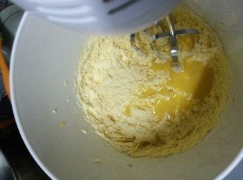 step3: 分次加入蛋搞勻