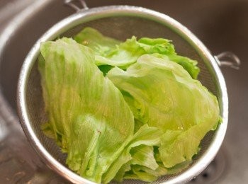 step13: 漢堡做法 - 生菜撕成理想大小，洗淨再用冰水沖一會，隔乾水，盡快使用
