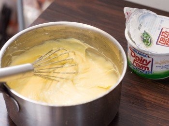 step11: <span class="group_2">酸忌廉檸檬內餡</span>酸忌廉分 3 次加入已放涼的餡料攪拌至順滑備用