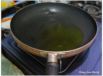 step5: 在熱鍋之後放入適量的冷壓初榨橄欖油，待看到油出現波紋時即可放入<span class="group_1">食材</span>