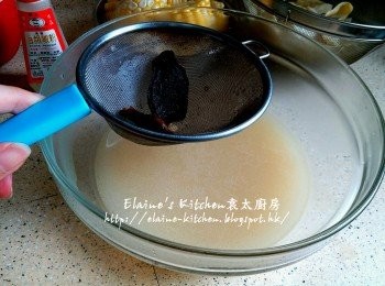 step7: 20分鐘後先將紅衫魚盛起 , 魚湯隔去薑片及魚渣