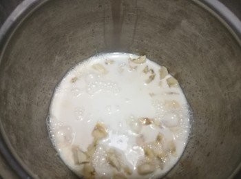 step2: 把牛奶和乳酸菌飲品倒入碗內。