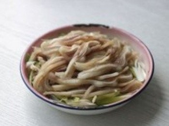 step3: 撈出待涼後，順著耳軟骨切片。大蔥斜切段，黃瓜擦絲