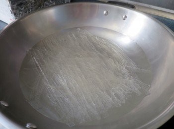 step2: 粉皮用滾水煮到透明(大約3分鐘)