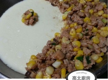 step20: 將豬肉放上豆腐薄身的一邊做成太極形狀即可