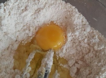 step4: 全蛋分次加入~加入蛋時要拌勻才可再加第2顆