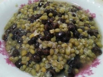 step5: 最後，即可盛碗享用夏日消暑聖品-粉圓綠豆湯。(如果想喝冰粉圓綠豆湯，等涼時，就可放入冰箱冰，即可成為冰冰涼涼的粉圓綠豆湯。)