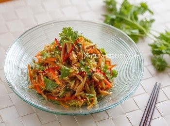 step4: 最後在依照喜好灑上香菜和白芝麻就完成了喔。