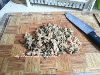 step2: 浸好的梅菜再沖洗一次後切粒