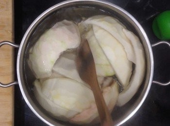 step2: 燒滾一大鍋熱水，下鹽煮溶後，加入柚子皮同中火煮10分鐘，之後徹底放涼