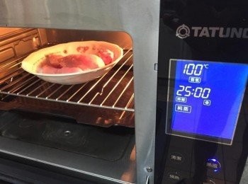 step4: 使用蒸烤箱【純蒸】模式清蒸<a href="https://bit.ly/3EZL8dD" target="_blank" data-keyword="雞胸" class="guide-link"><strong>雞胸</strong></a> <span style="display:inline-block;vertical-align:middle;margin-top:-3px;color:initial;border-radius:3px;padding:2px 3px;font-size:12px;line-height:14px;background:#87d300;color:#fff;">即買</span> 肉, 溫度設定100度, 時間設定25分鐘 (不必另外加水), 蒸烤箱本右上方即有一個小水箱