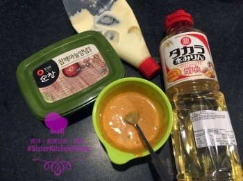 step1: 將所有調味料撈均，適量咁加上蠔面，約每隻一茶匙分量