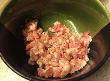 step3: 豬頸肉粒醃10分鐘