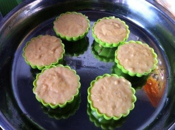 step4: 把麵糊倒入模型9分滿，輕輕敲兩下均勻。
這款模型是不需要塗油，蒸好了會做到脫模。