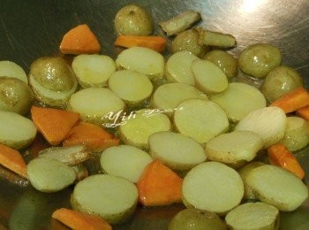 step1: 帶皮小馬鈴薯洗淨連皮切片.紅蘿蔔切成三角形 放入炒鍋下油先煎至6分熟