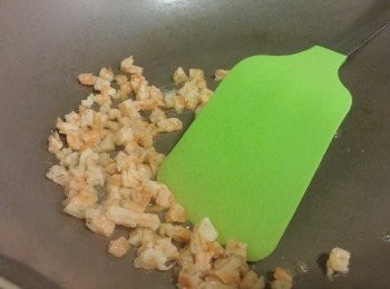 step6: 用油起鑊炒香蝦乾粒