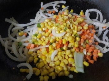 step5: 加入紅蘿蔔粒 , 玉米粒拌炒