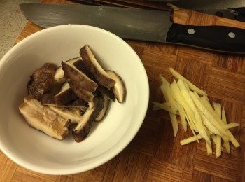 step2: 冬菇至少浸水5小時, 切條