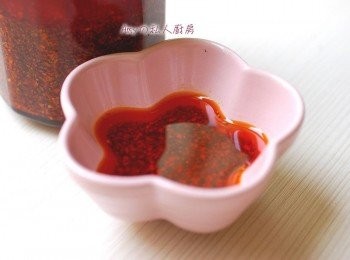 step3: 煮餛飩的同時,將辣油及黑醋和醬油調和好備用。(喜歡黑醋的味道或辣度皆可自行增減)