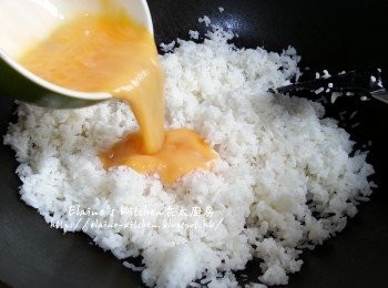step5: 再將蛋液加入拌勻至每粒飯都沾上蛋液 , 用中火將飯炒至乾身及微黃色備用